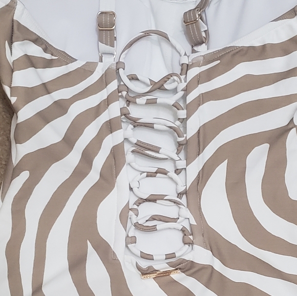 Michael Kors Size 8 One Piece - Picture 3 of 3